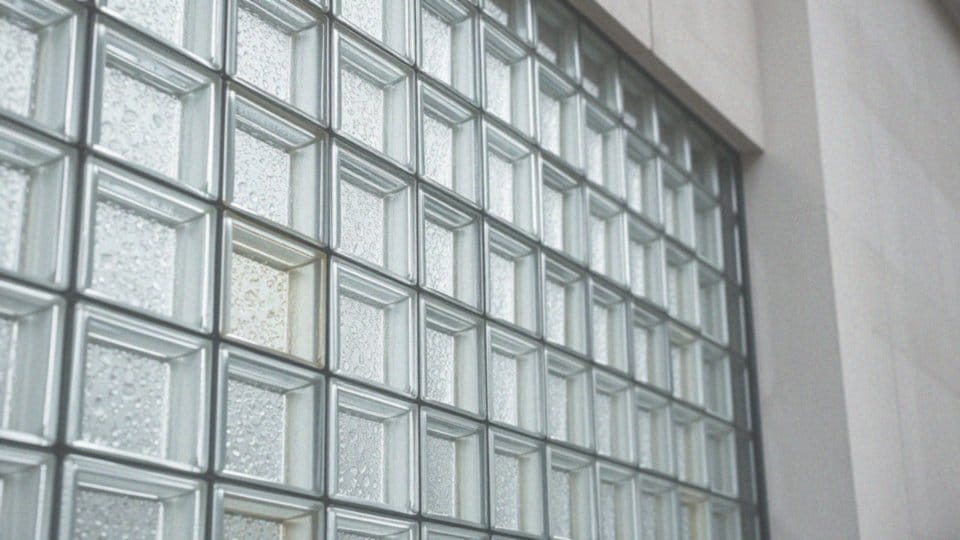 Jakie różnice między szkłem barwionym a szkłem bezbarwnym w luksferach?