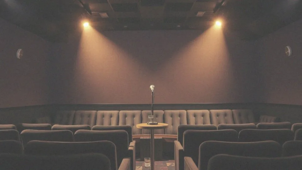 Dlaczego na spektakl komediowy wystarczy zadbana koszula i jednolite spodnie?