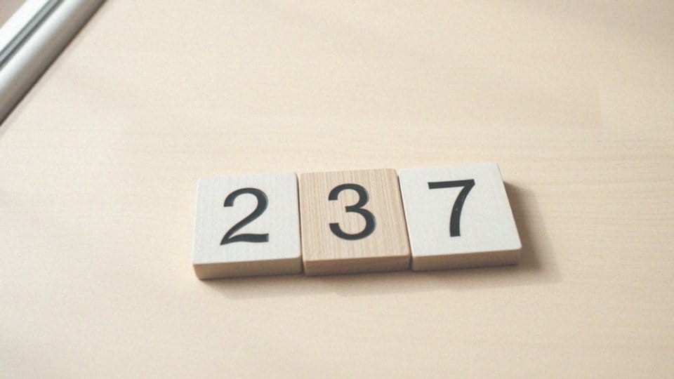 Jakie są różne możliwości dla cyfr 2, 3 i 7 w liczbach trzycyfrowych mniejszych od 500?