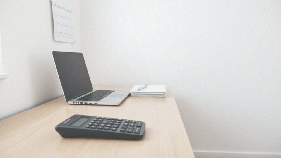 Jak kwota zmniejszająca podatek wpływa na zaliczki miesięczne?