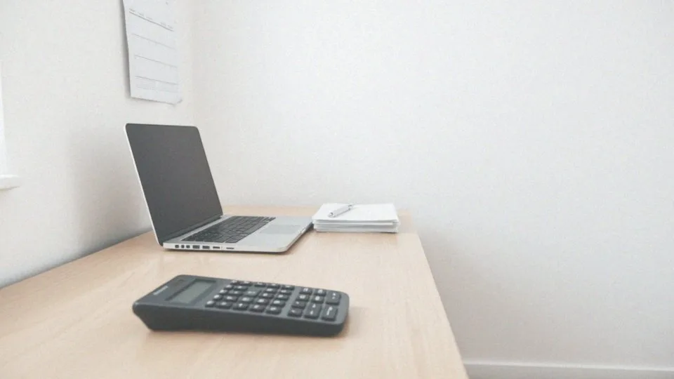 Jak kwota zmniejszająca podatek wpływa na zaliczki miesięczne?