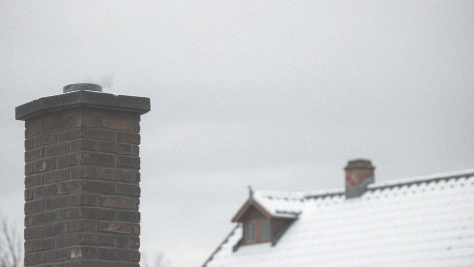Skarga na dym z komina – co warto wiedzieć i jak działać?