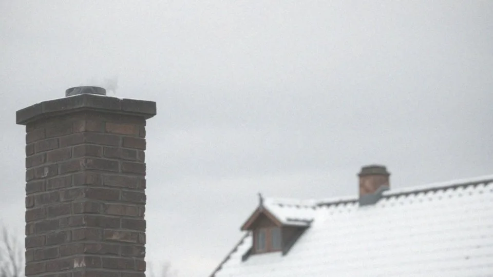 Skarga na dym z komina – co warto wiedzieć i jak działać?