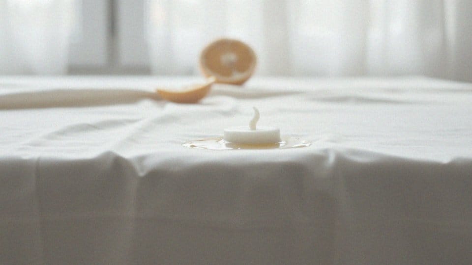 Tłusta plama po wosku – skuteczne metody usuwania plam