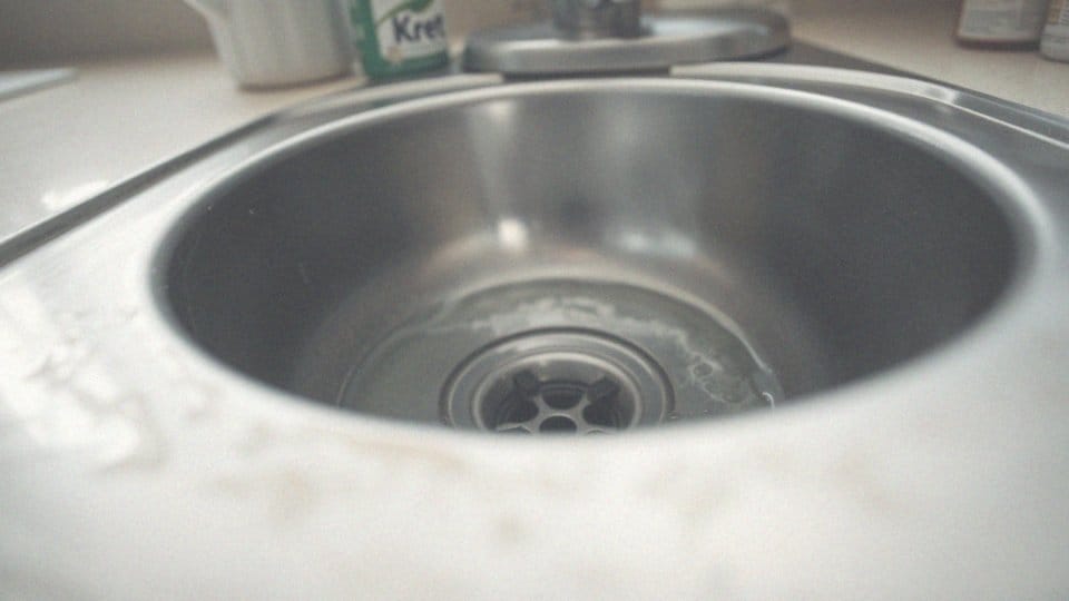 Zatkany zlew Kret nie pomaga – skuteczne sposoby na udrożnienie